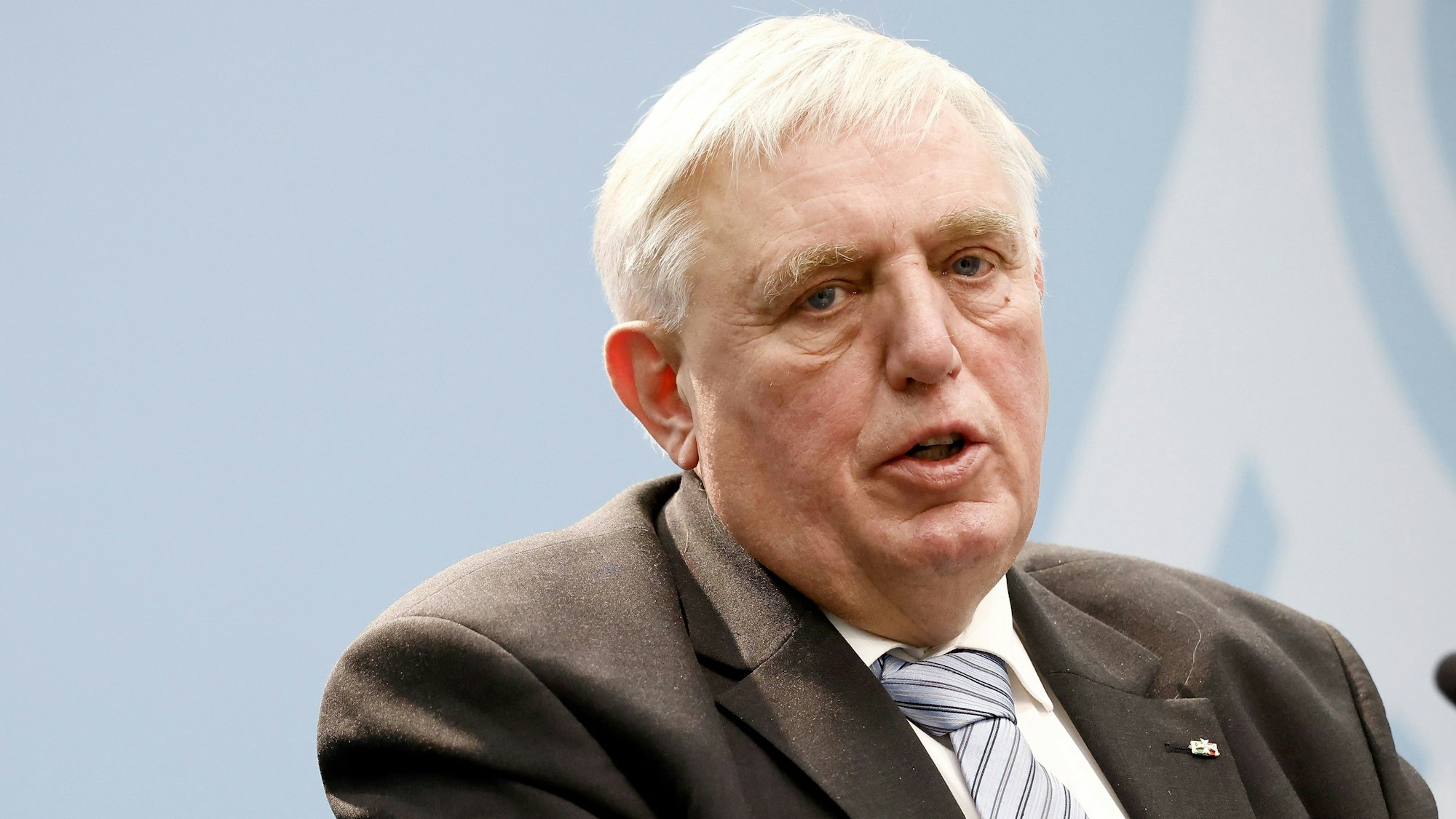 Karl-Josef Laumann (CDU), Minister für Arbeit, Gesundheit und Soziales des Landes Nordrhein-Westfalen, sitzt in einer Pressekonferenz.