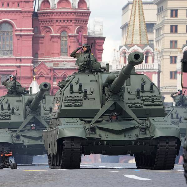 Russische Artilleriefahrzeuge rollen im Mai auf der Militärparade zum „Tag des Sieges“ durch Moskau. Derartige Geschütze können mit der von vielen Ländern geächteten Streumunition bestückt werden. (Archivbild)
