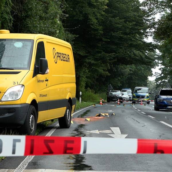 Der überfallene Geldtransporter steht nach dem Überfall in Marienburg im Juli 2022 am Straßenrand.