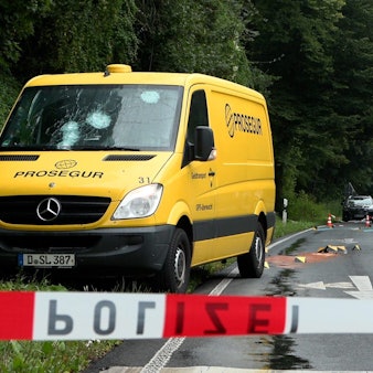 Ein Geldtransporter steht nach einem Überfall am Straßenrand.