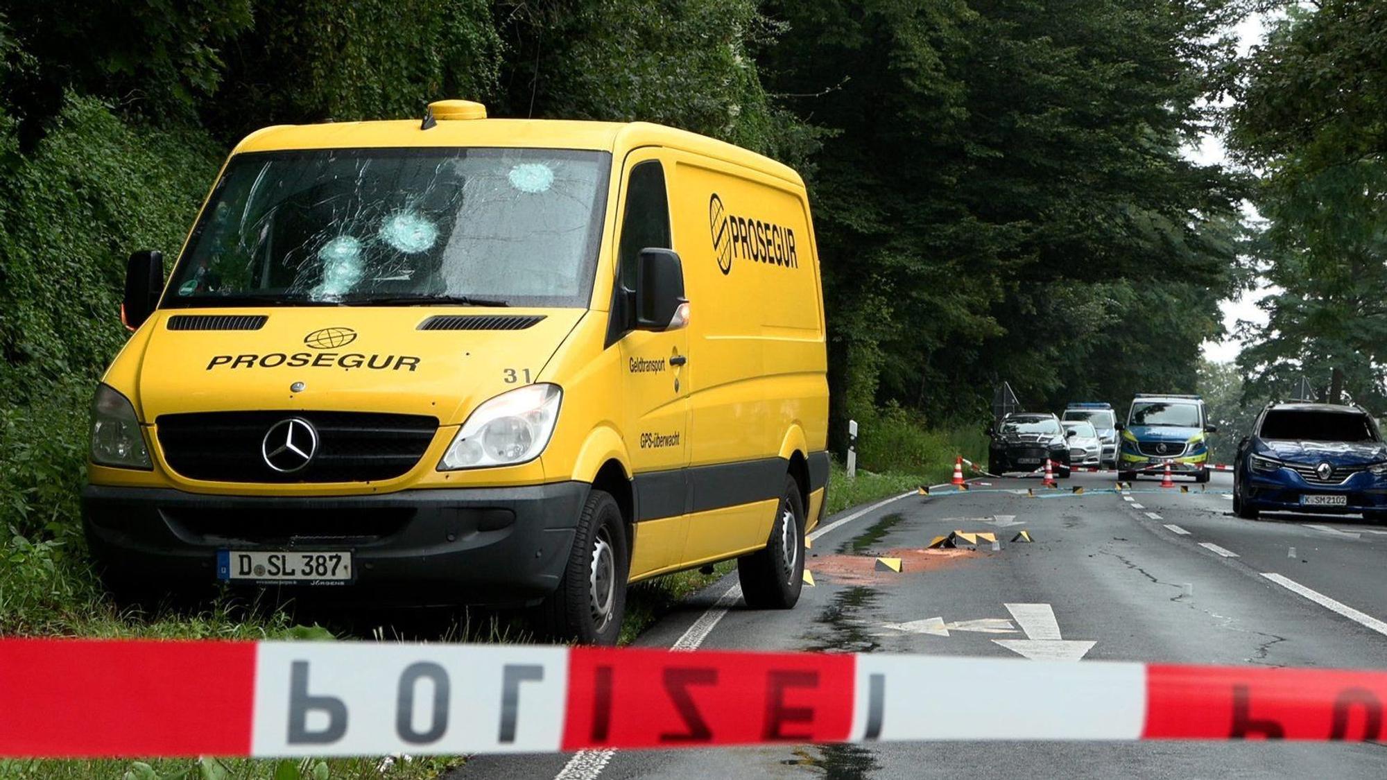 Ein Geldtransporter steht nach einem Überfall am Straßenrand.