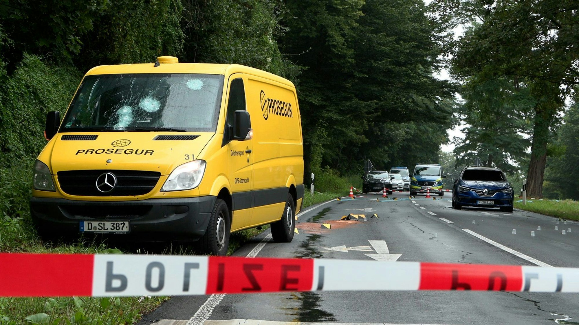 Der überfallene Geldtransporter steht nach dem Überfall in Marienburg im Juli 2022 am Straßenrand.