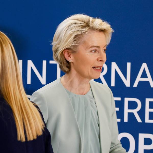 23.07.2023, Italien, Rom: Giorgia Meloni (vorne), Ministerpräsidentin von Italien und Ursula von der Leyen, Präsidentin der Europäischen Kommission, treffen zu einer internationalen Konferenz über Migration ein.