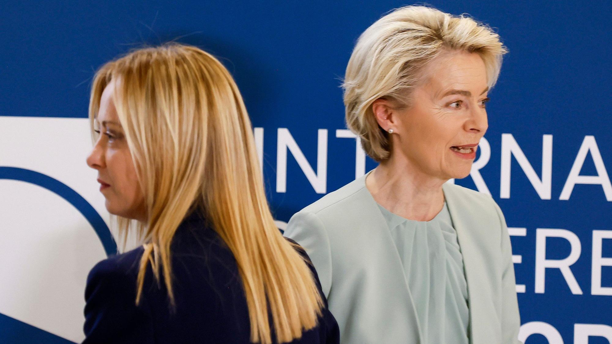 23.07.2023, Italien, Rom: Giorgia Meloni (vorne), Ministerpräsidentin von Italien und Ursula von der Leyen, Präsidentin der Europäischen Kommission, treffen zu einer internationalen Konferenz über Migration ein.