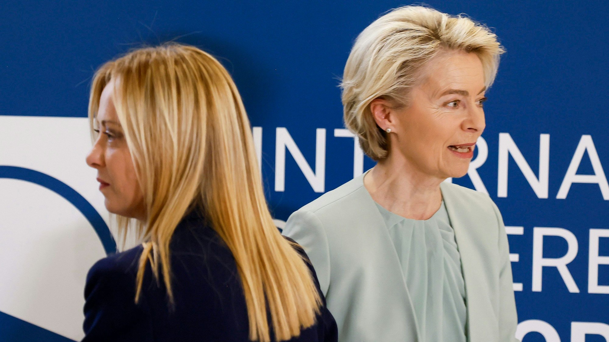 23.07.2023, Italien, Rom: Giorgia Meloni (vorne), Ministerpräsidentin von Italien und Ursula von der Leyen, Präsidentin der Europäischen Kommission, treffen zu einer internationalen Konferenz über Migration ein.