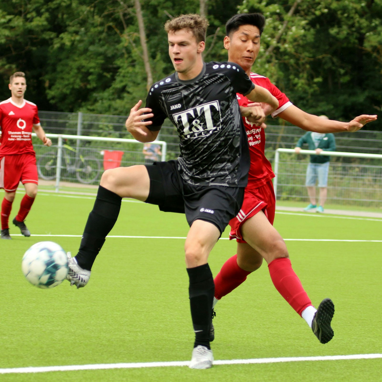 JSG-Spieler Leo Richerzhagen stoppt den Ball. Norbu Naktang bedrängt ihn von hinten.