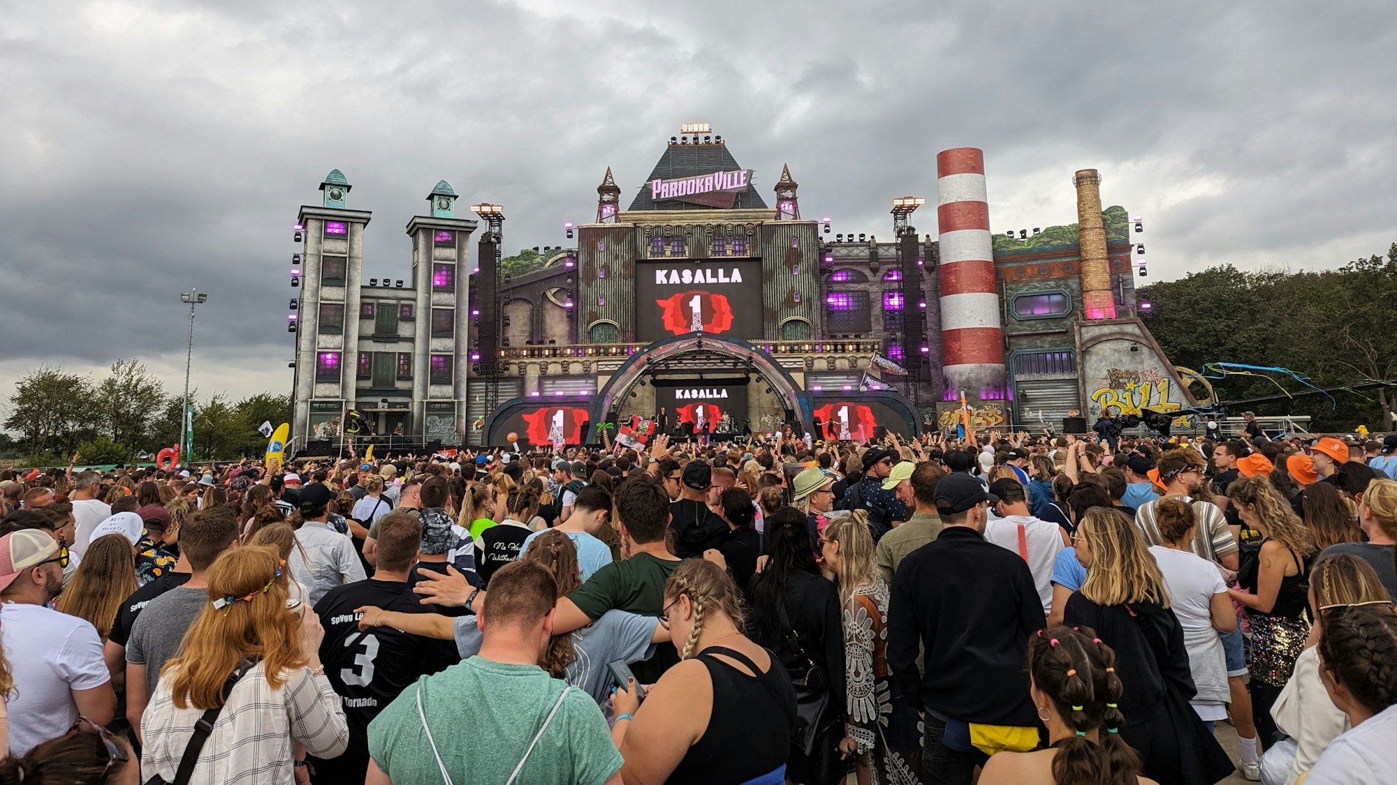 Blick auf die Bühne, auf den LED Wänden steht "Kasalla".