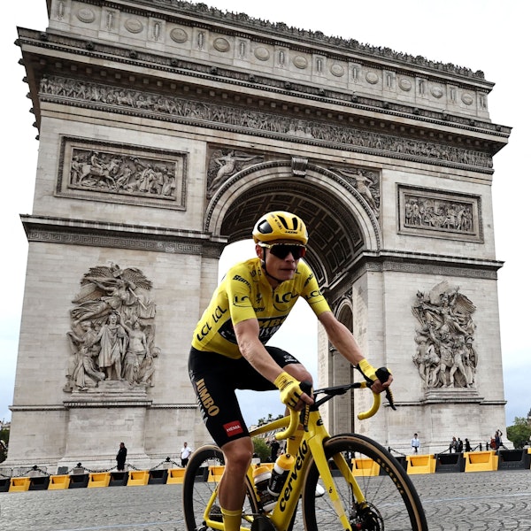 Jonas Vingegaard, Top-Fahrer von Jumbo-Visma, hat das zweite Jahr in Folge die Tour de France gewonnen. Hier fährt der Tour-Sieger am Arc de Triomphe in Paris vorbei.