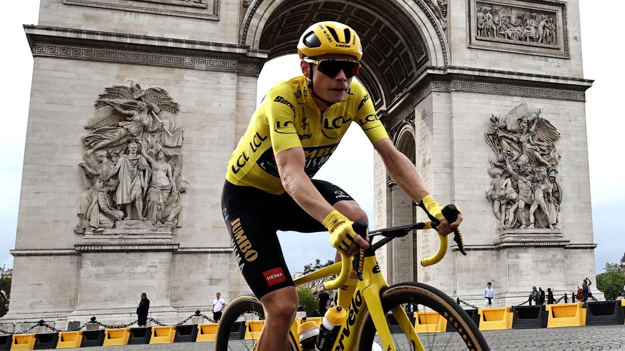 Jonas Vingegaard, Top-Fahrer von Jumbo-Visma, hat das zweite Jahr in Folge die Tour de France gewonnen. Hier fährt der Tour-Sieger am Arc de Triomphe in Paris vorbei.