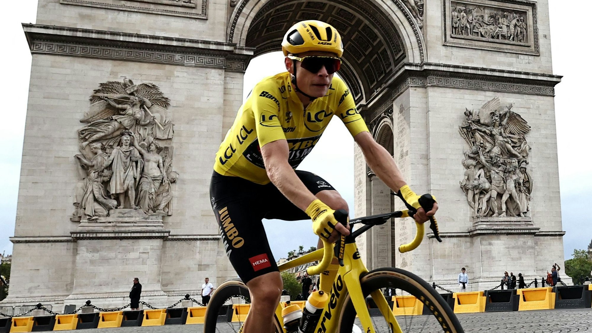 Jonas Vingegaard, Top-Fahrer von Jumbo-Visma, hat das zweite Jahr in Folge die Tour de France gewonnen. Hier fährt der Tour-Sieger am Arc de Triomphe in Paris vorbei.