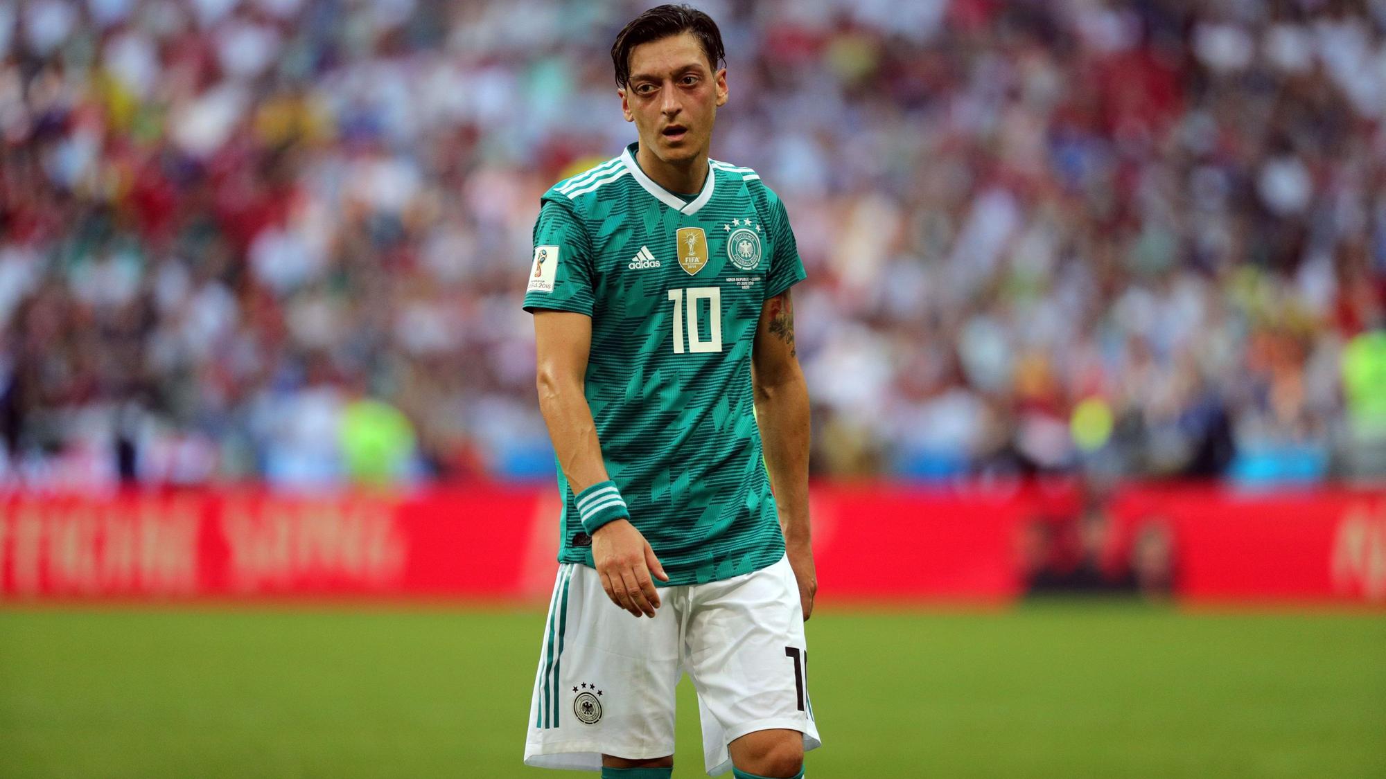 Mesut Özil, hier im Trikot der deutschen Nationalmannschaft bei der Fußball-WM 2018 in Russland, hat sich mit Wolfs-Tätowierungen, einem Symbol der rechtsextremistischen, türkischen Bewegung der Grauen Wölfe.