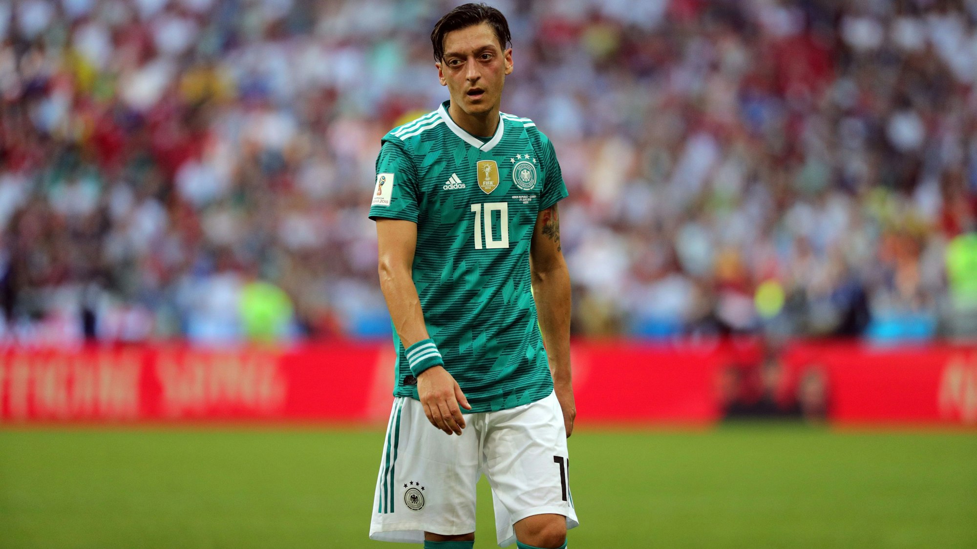Mesut Özil, hier im Trikot der deutschen Nationalmannschaft bei der Fußball-WM 2018 in Russland, hat sich mit Wolfs-Tätowierungen, einem Symbol der rechtsextremistischen, türkischen Bewegung der Grauen Wölfe.