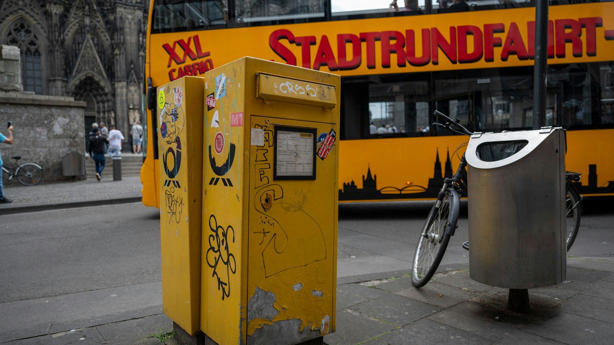 Windschief, verunstaltet und vernachlässigt - Briefkästen direkt am Dom