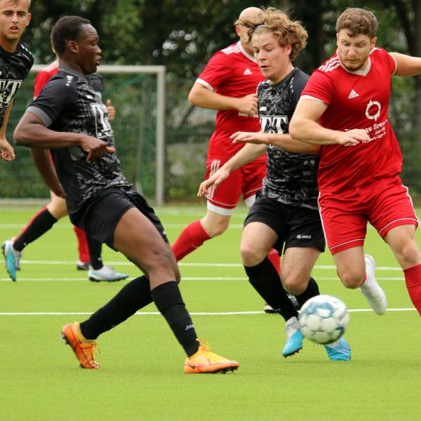 Spieler des TSV Schönau und der JSG Erft 01 Euskirchen im Kampf um den Ball.
