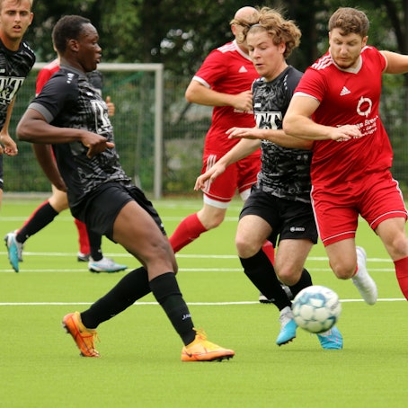 Spieler des TSV Schönau und der JSG Erft 01 Euskirchen im Kampf um den Ball.