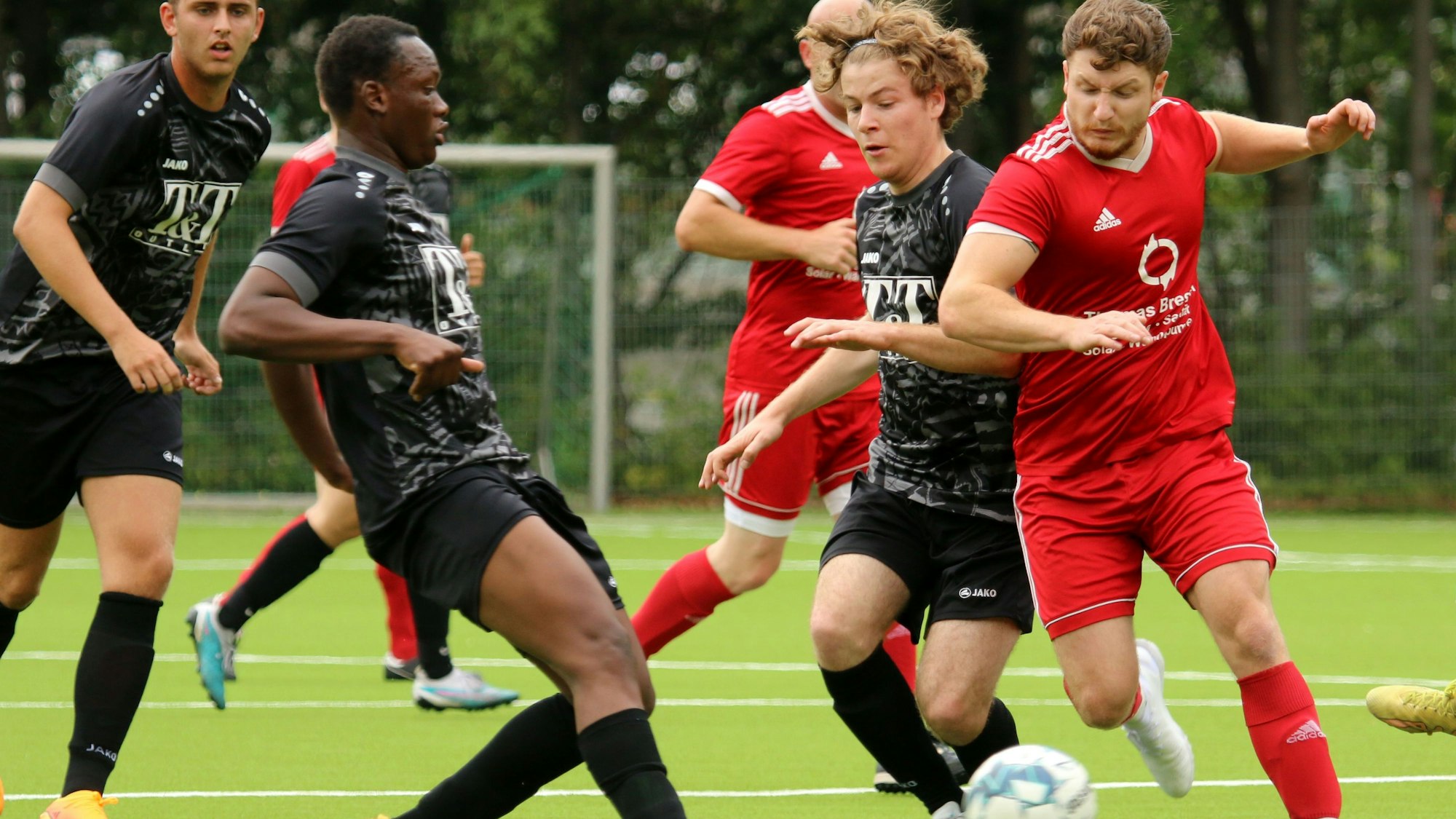 Spieler des TSV Schönau und der JSG Erft 01 Euskirchen im Kampf um den Ball.