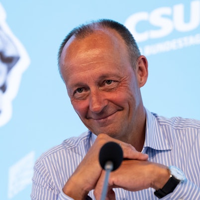 CDU-Chef Friedrich Merz hat sich im ZDF-Sommerinterview gegen die AfD auf Bundes- und Landesebene gestellt. Eine Zusammenarbeit auf lokaler Ebene schließt der Christdemokrat aber nicht mehr aus. (Archivbild)