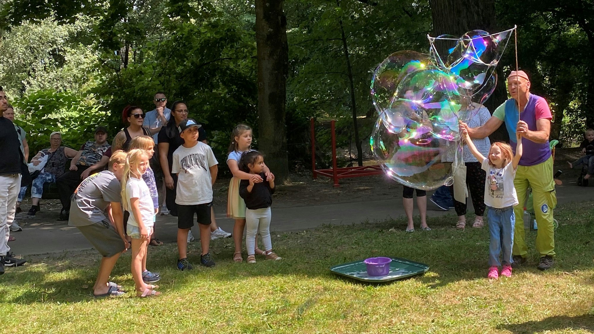 Leichlinger Kindersommer: Clown und Kinder mit großen Seifenblasen.