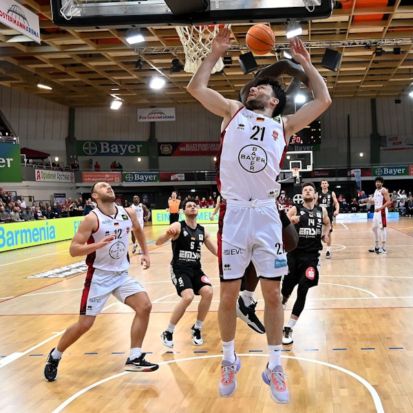 09.04.2023, Basketball-Bayer Giants-Nürnberg Falcons
vorne: Robert Drijencic (Bayer)
links: Melvin Jostmann (Bayer)
Foto: Uli Herhaus