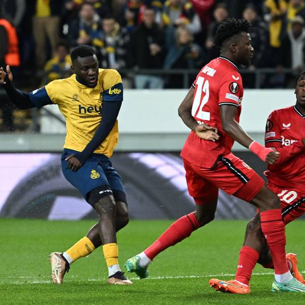Victor Boniface (l. ) schießt aufs Tor gegen Leverkusens Edmond Tapsoba und Jeremie Frimpong.