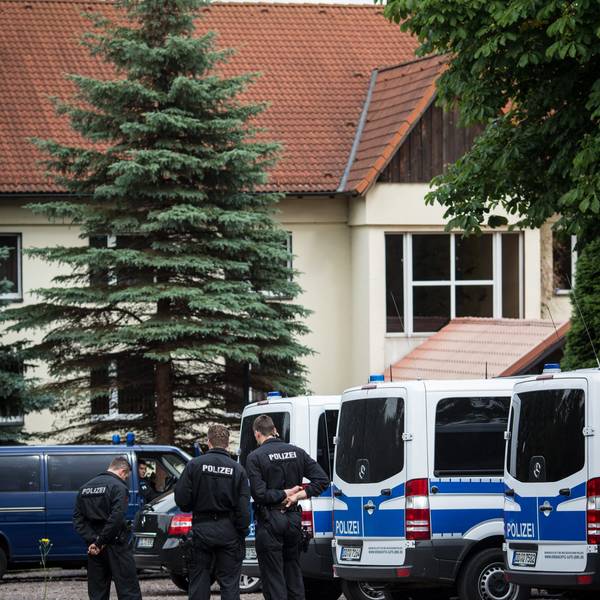 Polizisten sichern am 24.06.2015 in Freital bei Dresden (Sachsen) eine Unterbringung von Asylbewerbern (Leonardo-Hotel).