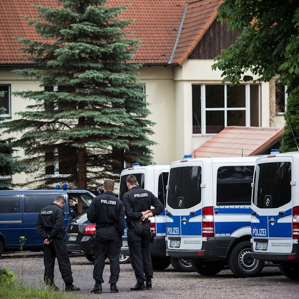 Polizisten sichern am 24.06.2015 in Freital bei Dresden (Sachsen) eine Unterbringung von Asylbewerbern (Leonardo-Hotel).