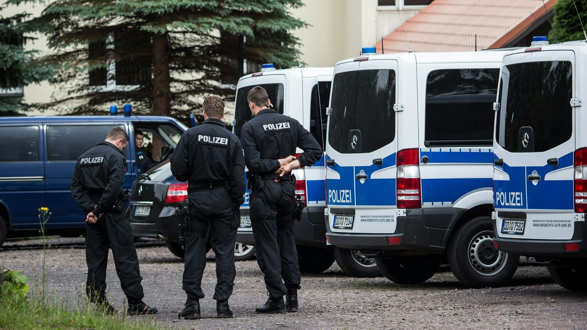 Polizisten sichern am 24.06.2015 in Freital bei Dresden (Sachsen) eine Unterbringung von Asylbewerbern (Leonardo-Hotel).