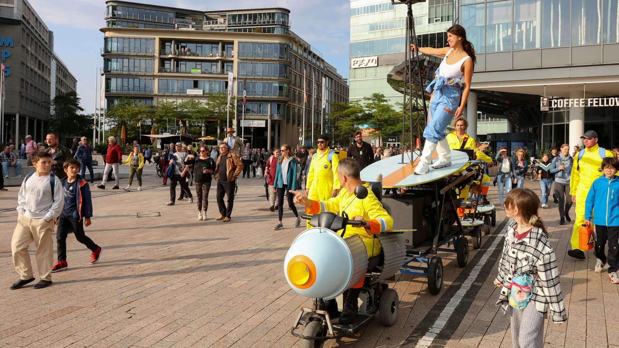 Ein raketenähnlicher Wagen zieht durch den Mediapark.
