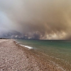 Die riesigen Rauchschwaden im Süden von Rhodos fotografierten die Kölner vom Strand aus.