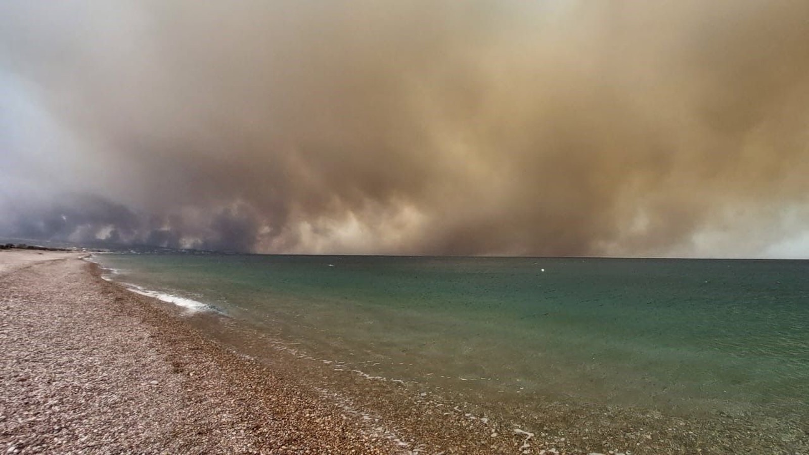 Die riesigen Rauchschwaden im Süden von Rhodos fotografierten die Kölner vom Strand aus.