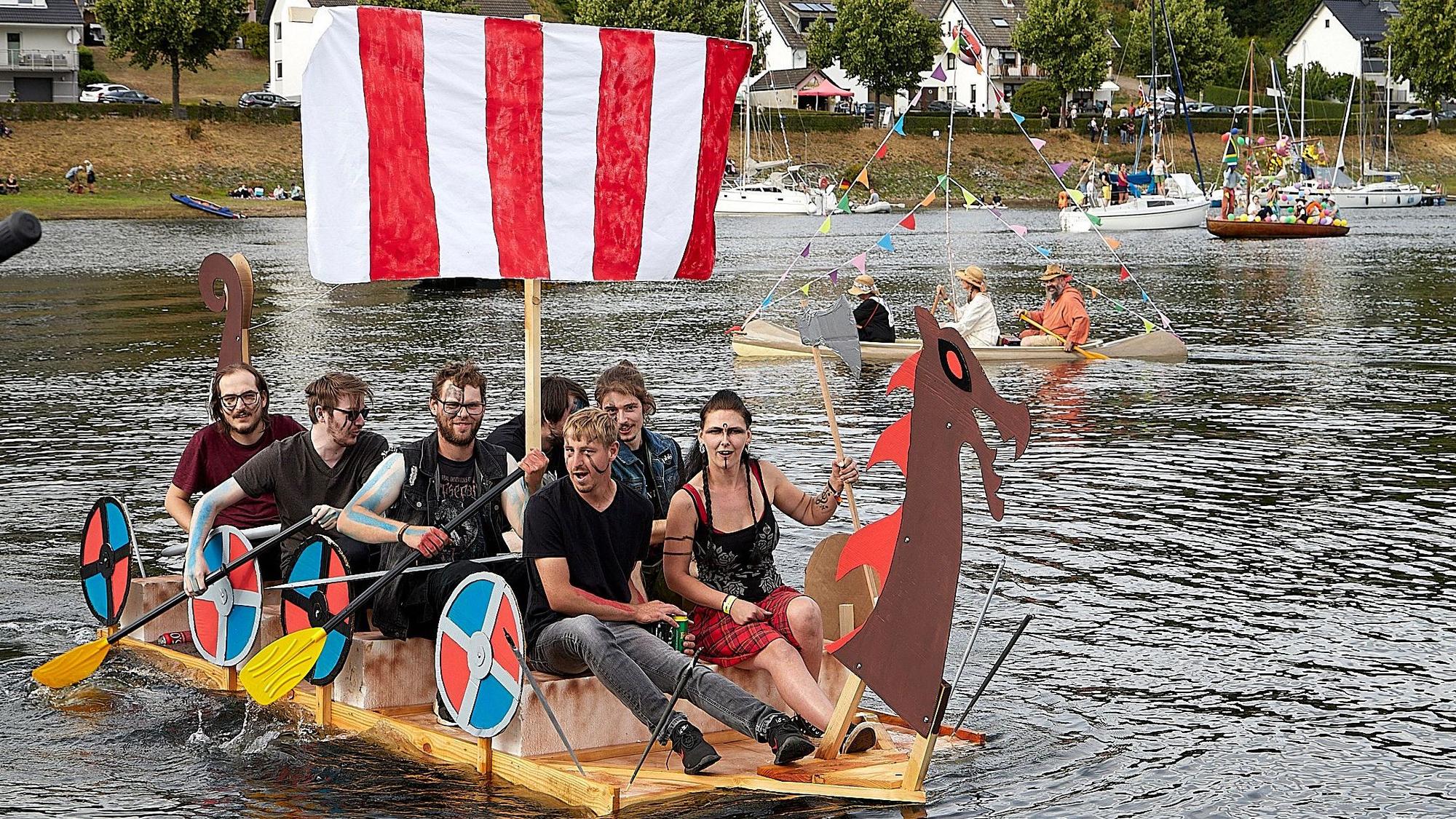 Das vollbesetzte Wikingerboot schippert über den Rursee.