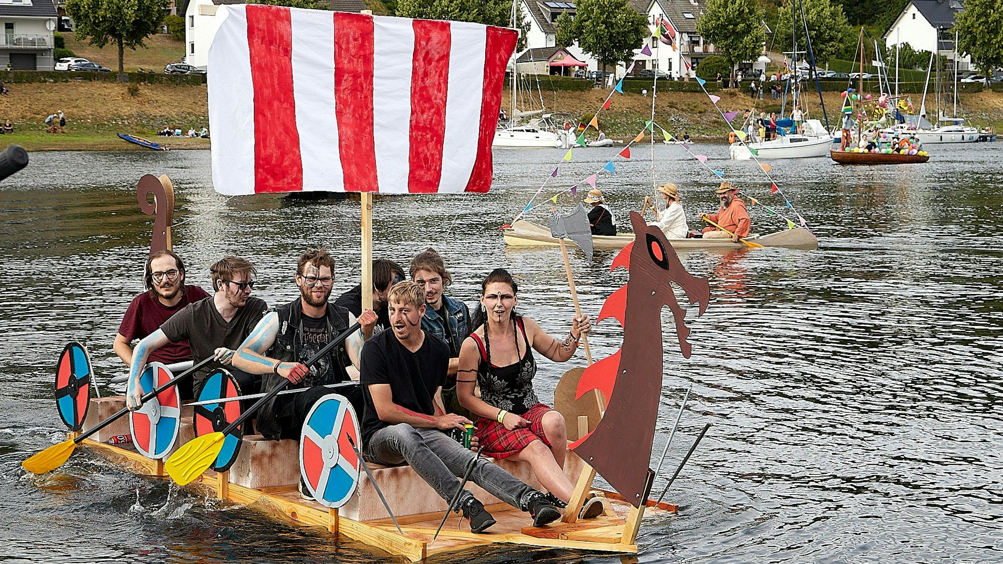 Das vollbesetzte Wikingerboot schippert über den Rursee.