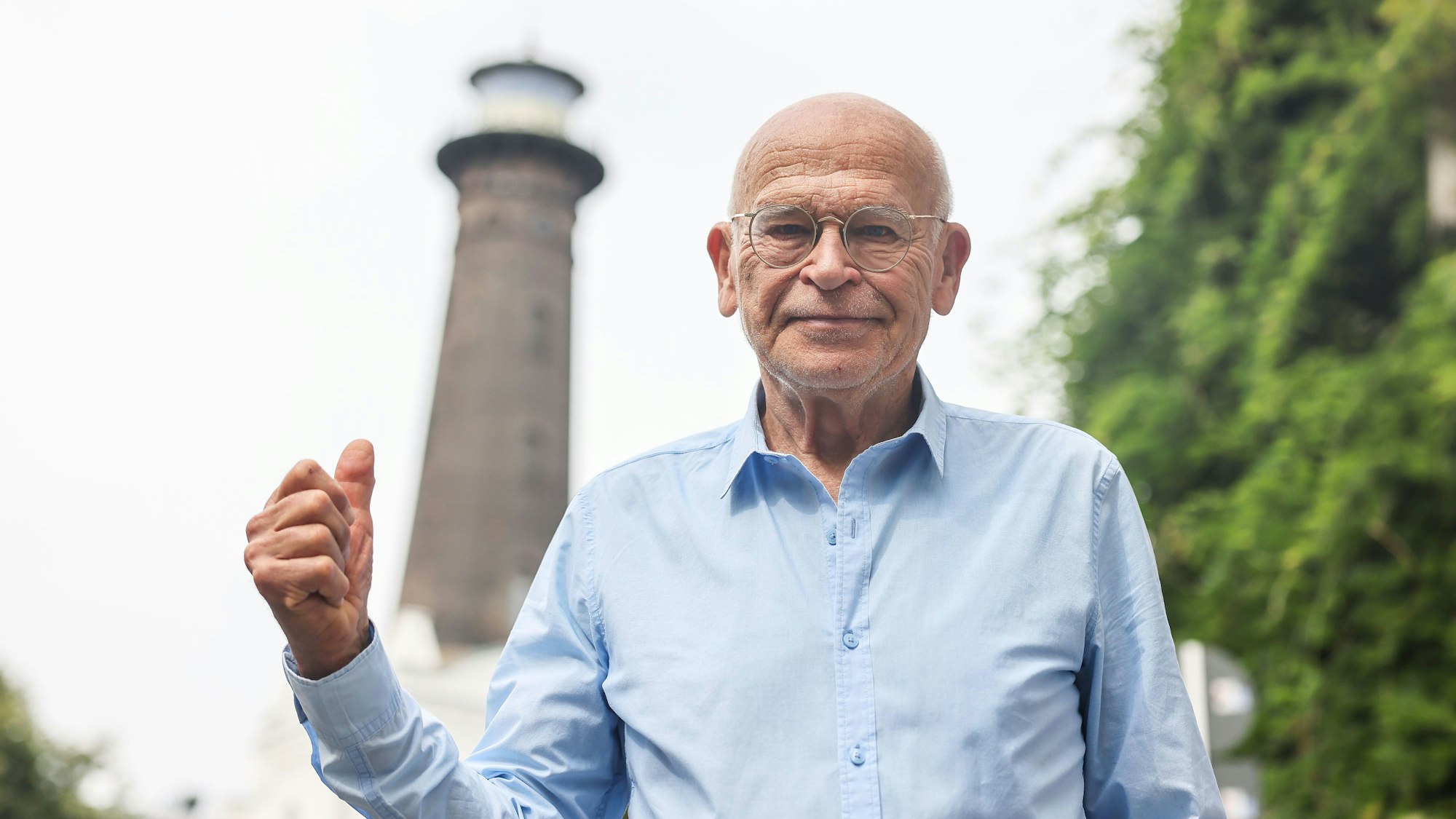 Günter Wallraff, Schriftsteller und Bürger von Ehrenfeld, steht vor dem Leuchtturm.