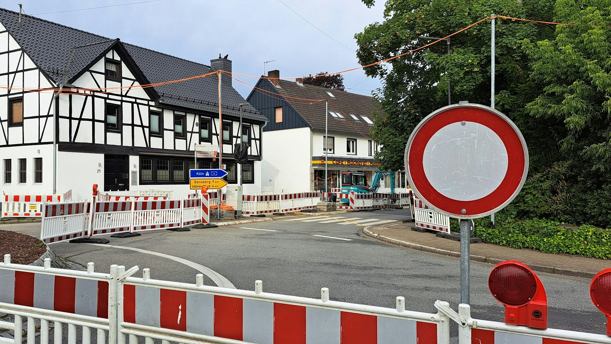Ein Durchfahrt-verboten-Schild steht hinter einer Warnbake, die die komplette Straße in einem Kreisverkehr absperrt.