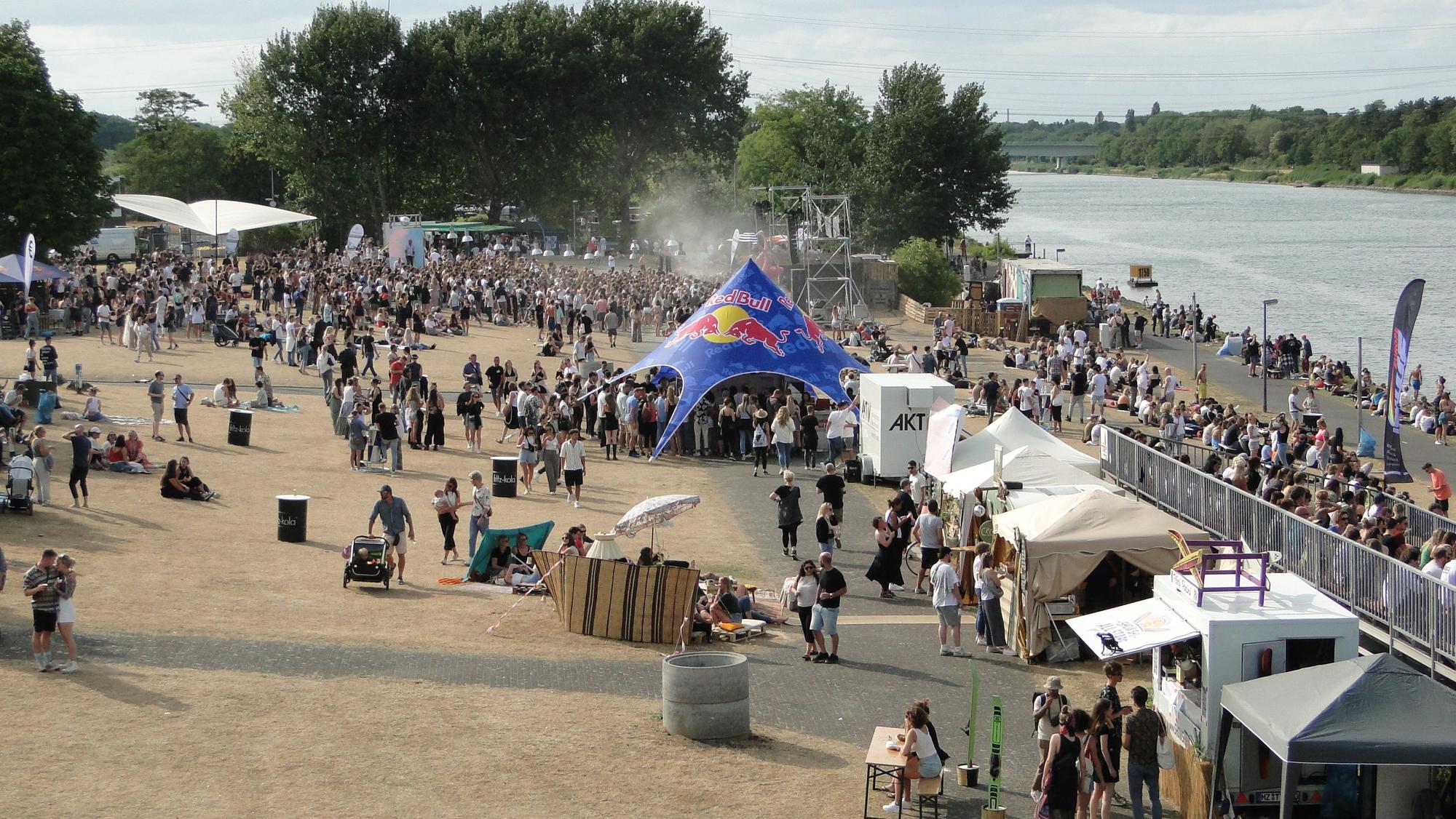 Bei sommerlichem Wetter war das Festivalgelände am Samstag gut gefüllt.