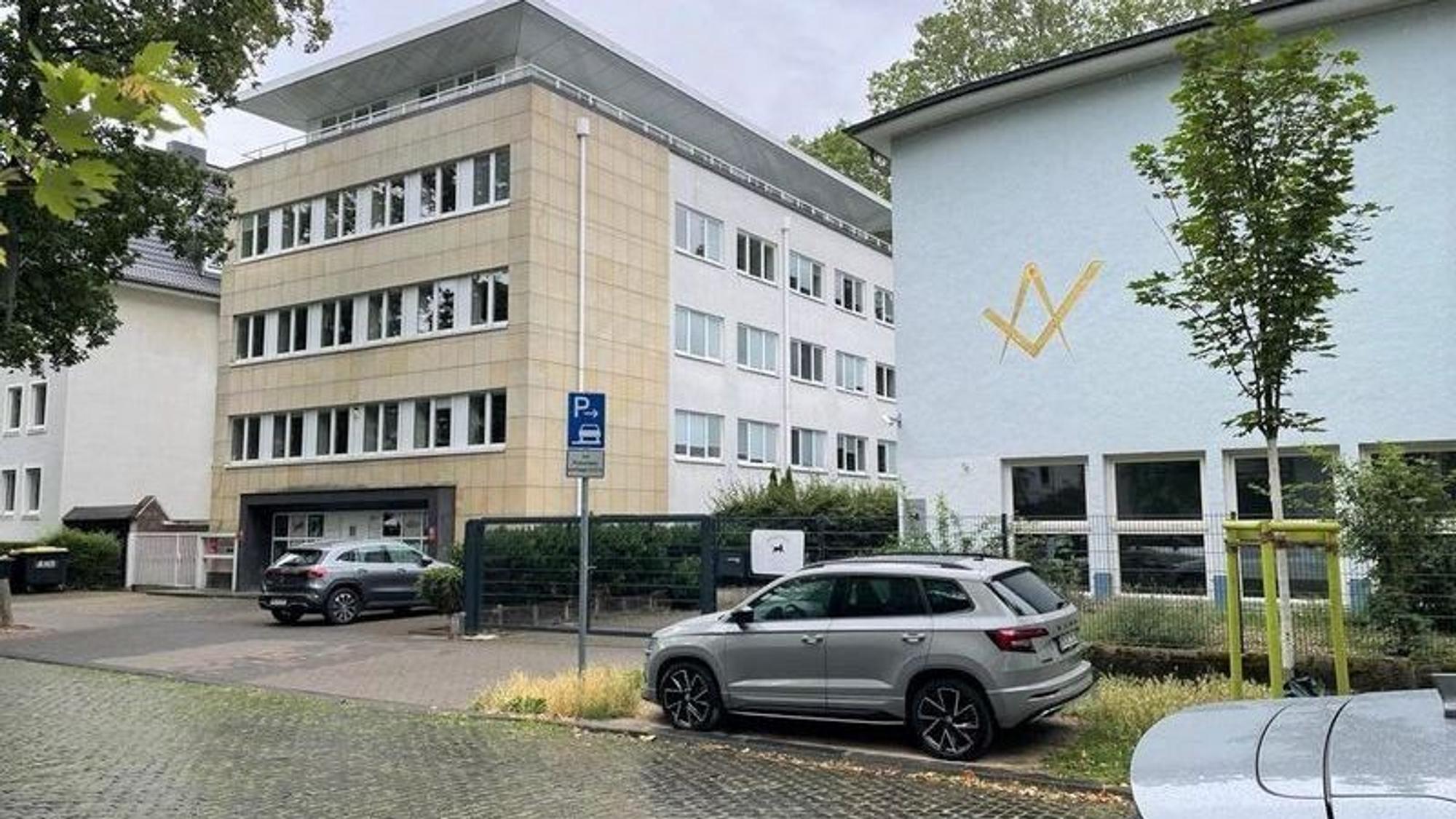 An der Hardefuststraße stehen zwei Häuser, von denen das rechte ein Freimaurerzeichen an der Fassade ziert.