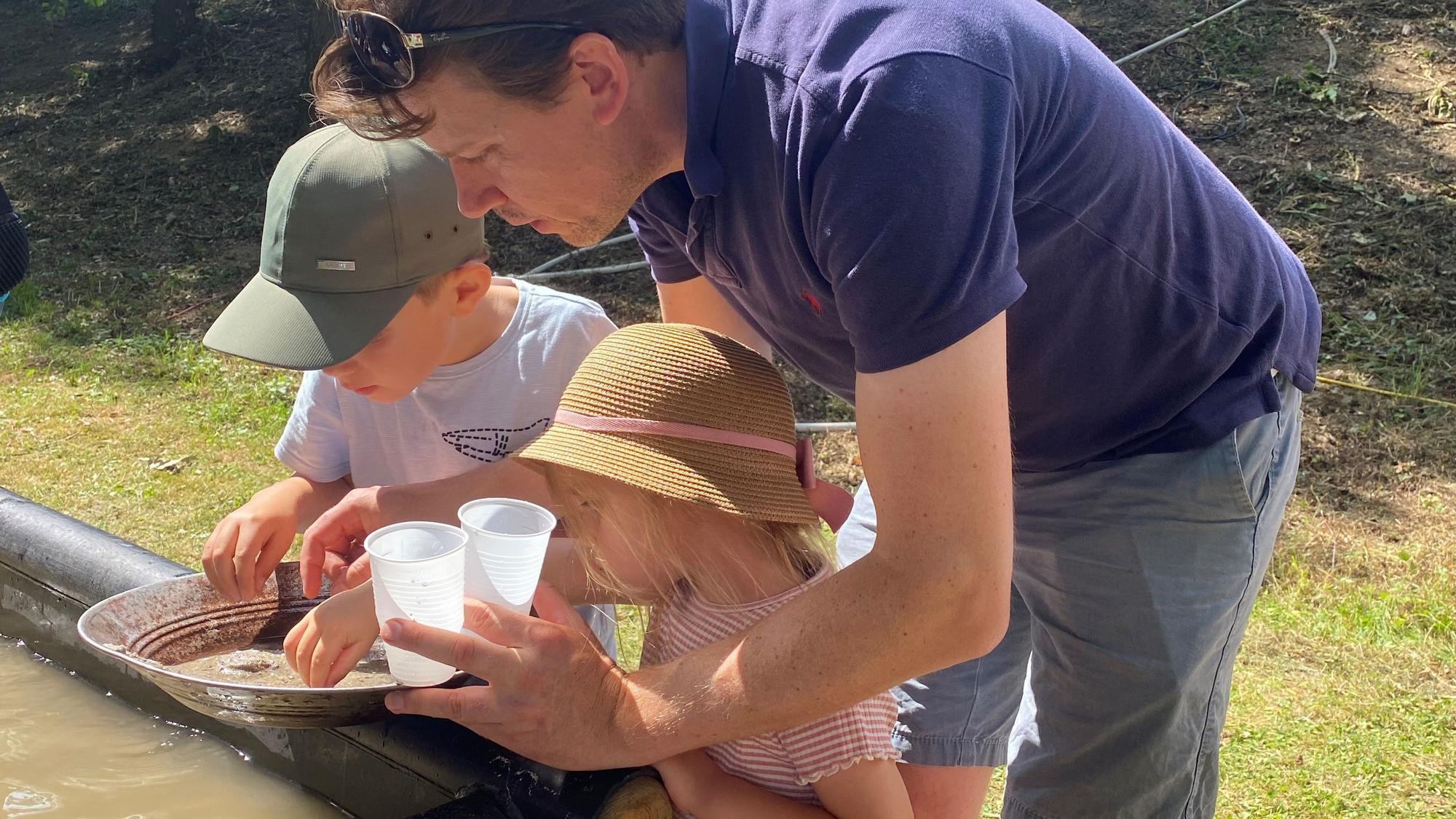 Leichlinger Kindersommer: Mina und Leon mit ihrem Vater beim Goldschürfen.