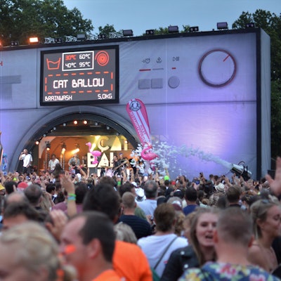 Die Bühne mit Cat Ballou, davor viele Menschen.