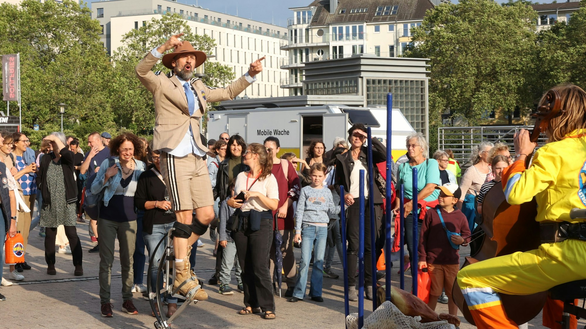 Ein Mann auf Stelzen.