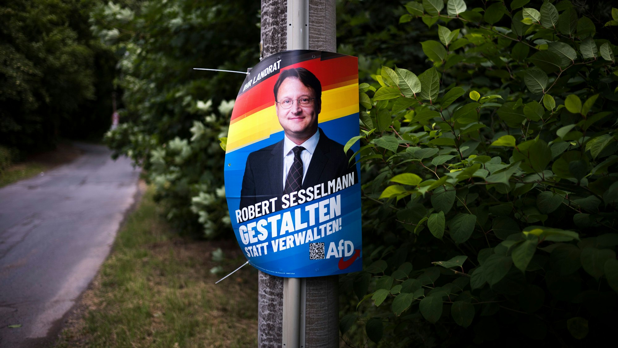 Sonneberg: Wahlplakat für den AfD-Kandidaten Robert Sesselmann, der die Landratswahl in dem thüringischen Kreis für sich entscheiden konnte. (Archivbild).(AP Photo/Markus Schreiber)