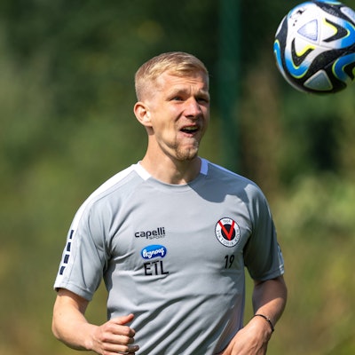 Viktoria Köln 1904 Auftakttraining Saison 2023/24 / 30.06.2023, Stadion Höhenberg, Köln, Viktoria Köln 1904 Auftakttraining Saison 2023/24 Bryan Henning hat den Ball immer im Blick *** Viktoria Köln 1904 opening training season 2023 24 30 06 2023, Stadion Höhenberg, Cologne, Viktoria Köln 1904 opening training season 2023 24 Bryan Henning always has his eye on the ball nordphotoxGmbHxx/xDenkinger nph00015