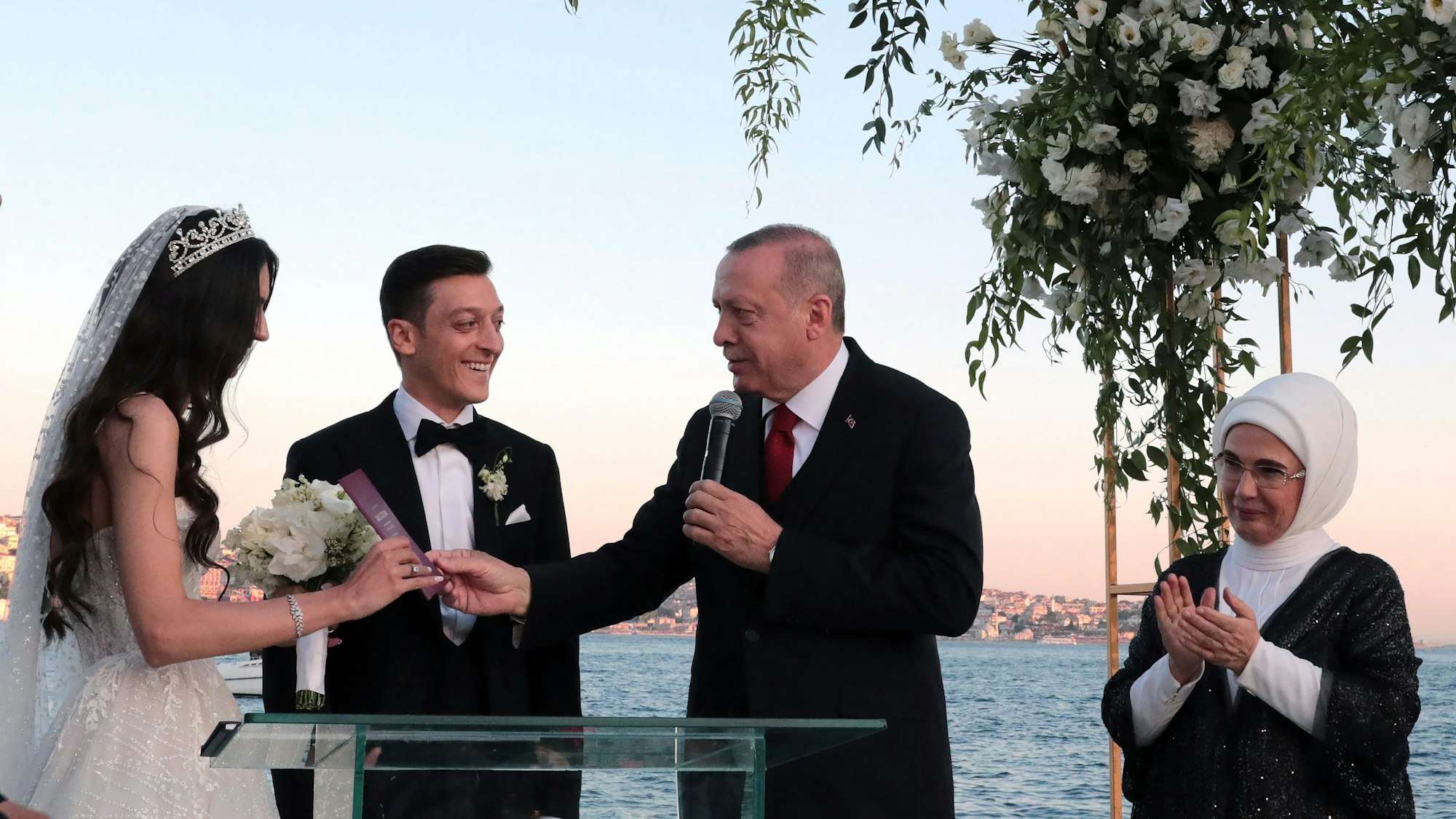 Der türkische Präsident Recep Tayyip Erdogan (2.v.r) hält der Heirat von Amine und Mesut Özil eine Rede.