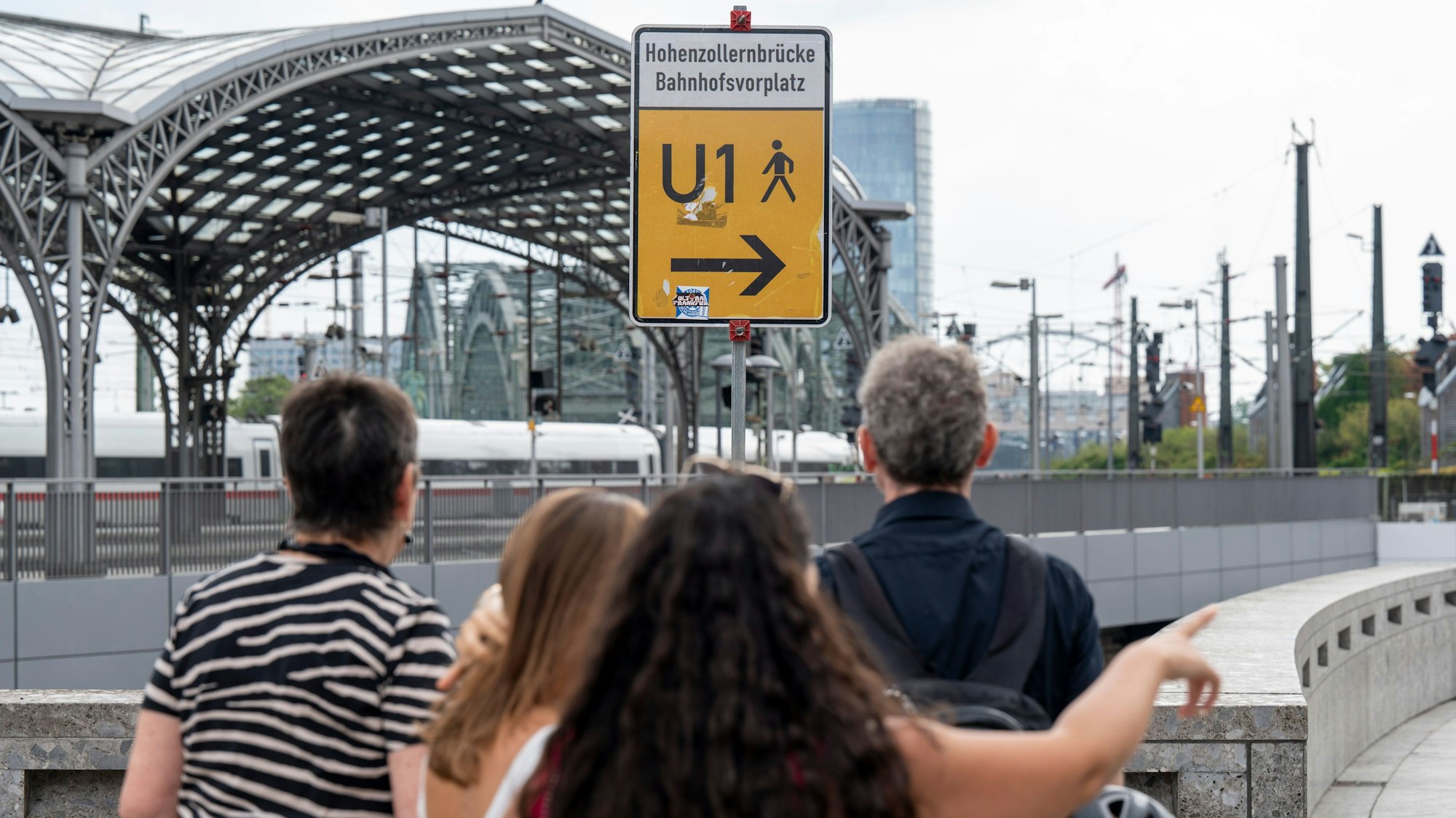 Ein gutes Stück hinter dem Bahnhofsvorplatz steht ein Umleitungsschild, das Besucher dorthin führen soll, wo sie gerade herkommen.Links im Bild: Ex-Dombaumeisterin Barbara Schock-Werner