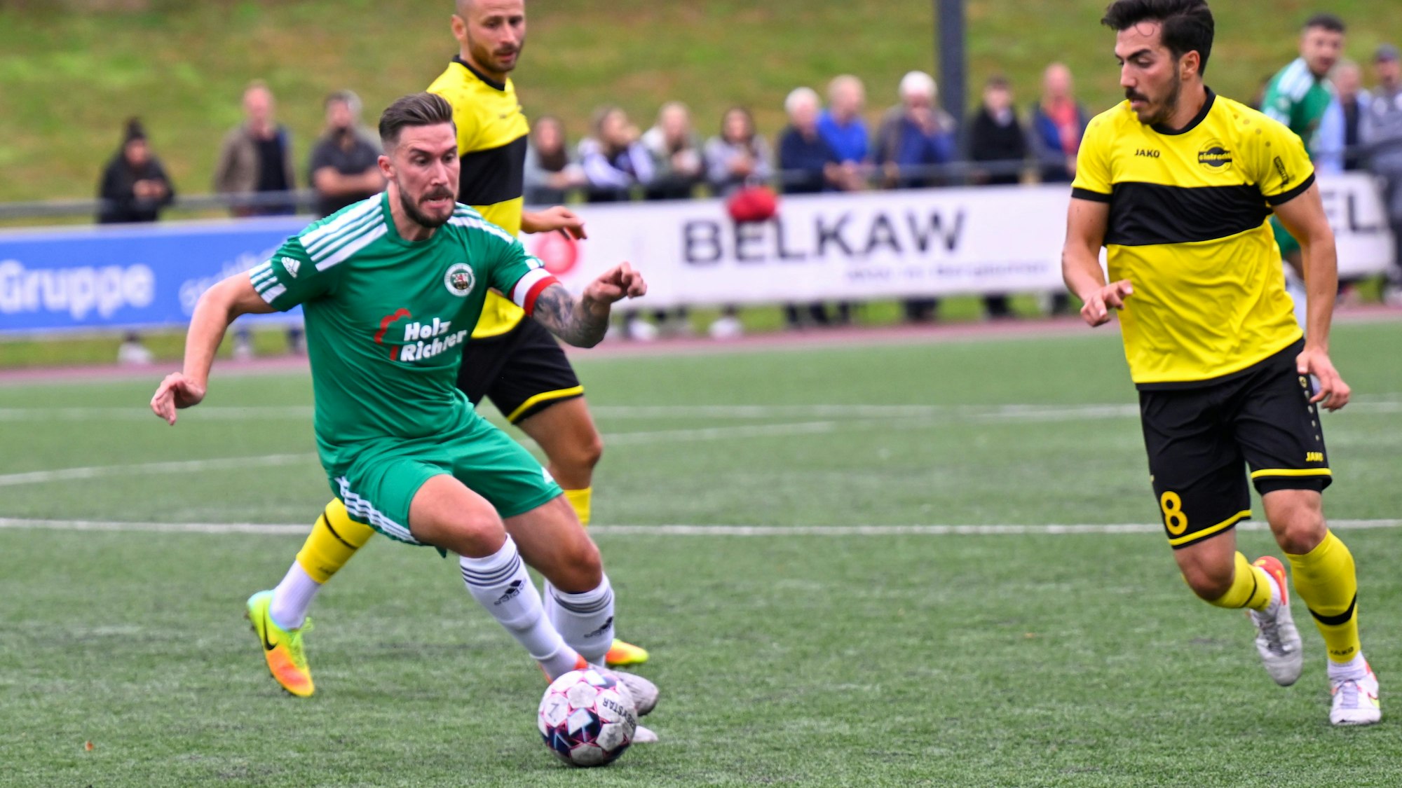 Zu sehen ist ein Fußballspieler mit dem Ball am Fuß im Angriff.