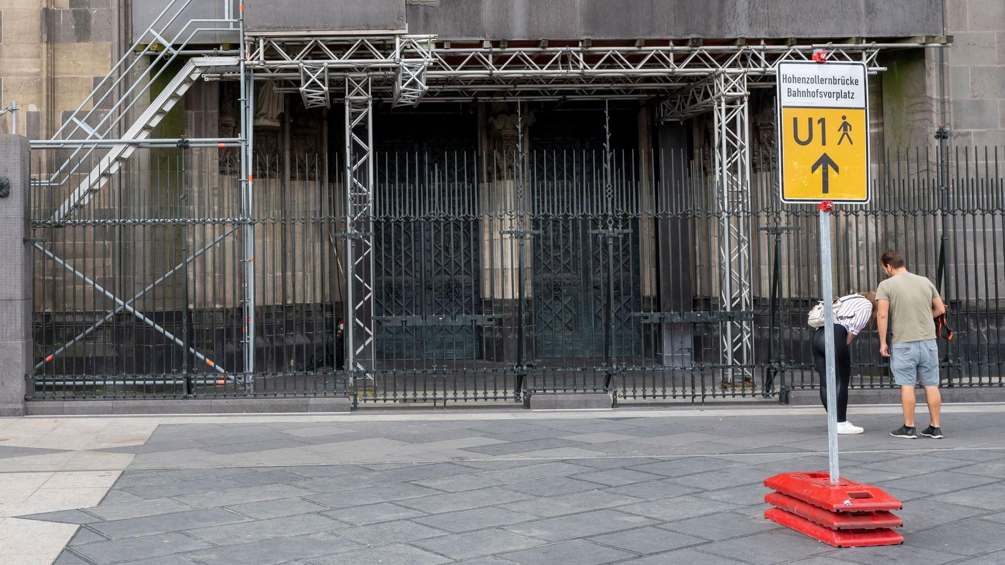 Wer vom Bahnhofsvorplatz kommt, wird durch ein Umleitungsschild auf der Domplatte zum Roncalliplatz und zum Bahnhofsvorplatz auf das geschlossene Nordportal des Doms zugeführt.