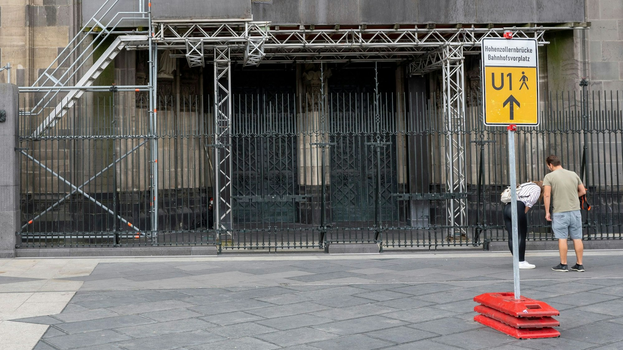 Wer vom Bahnhofsvorplatz kommt, wird durch ein Umleitungsschild auf der Domplatte zum Roncalliplatz und zum Bahnhofsvorplatz auf das geschlossene Nordportal des Doms zugeführt.