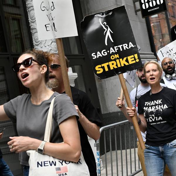 Cynthia Nixon (M), Schauspielerin aus den USA, trägt ein Schild während eines Streiks. Nach mehr als 60 Jahren streiken die Schauspieler und Drehbuchautoren in den USA erstmals wieder gemeinsam und dürften den Betrieb in der Filmindustrie auf unbestimmte Zeit lahmlegen.