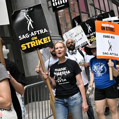 Cynthia Nixon (M), Schauspielerin aus den USA, trägt ein Schild während eines Streiks. Nach mehr als 60 Jahren streiken die Schauspieler und Drehbuchautoren in den USA erstmals wieder gemeinsam und dürften den Betrieb in der Filmindustrie auf unbestimmte Zeit lahmlegen.