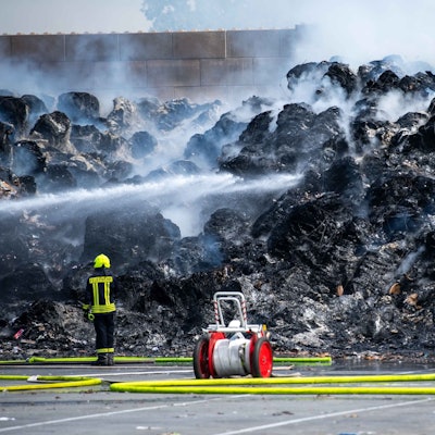 Viel ist von den Papierballen nicht mehr übrig. Zu sehen ist ein qualmender Haufen Papier.