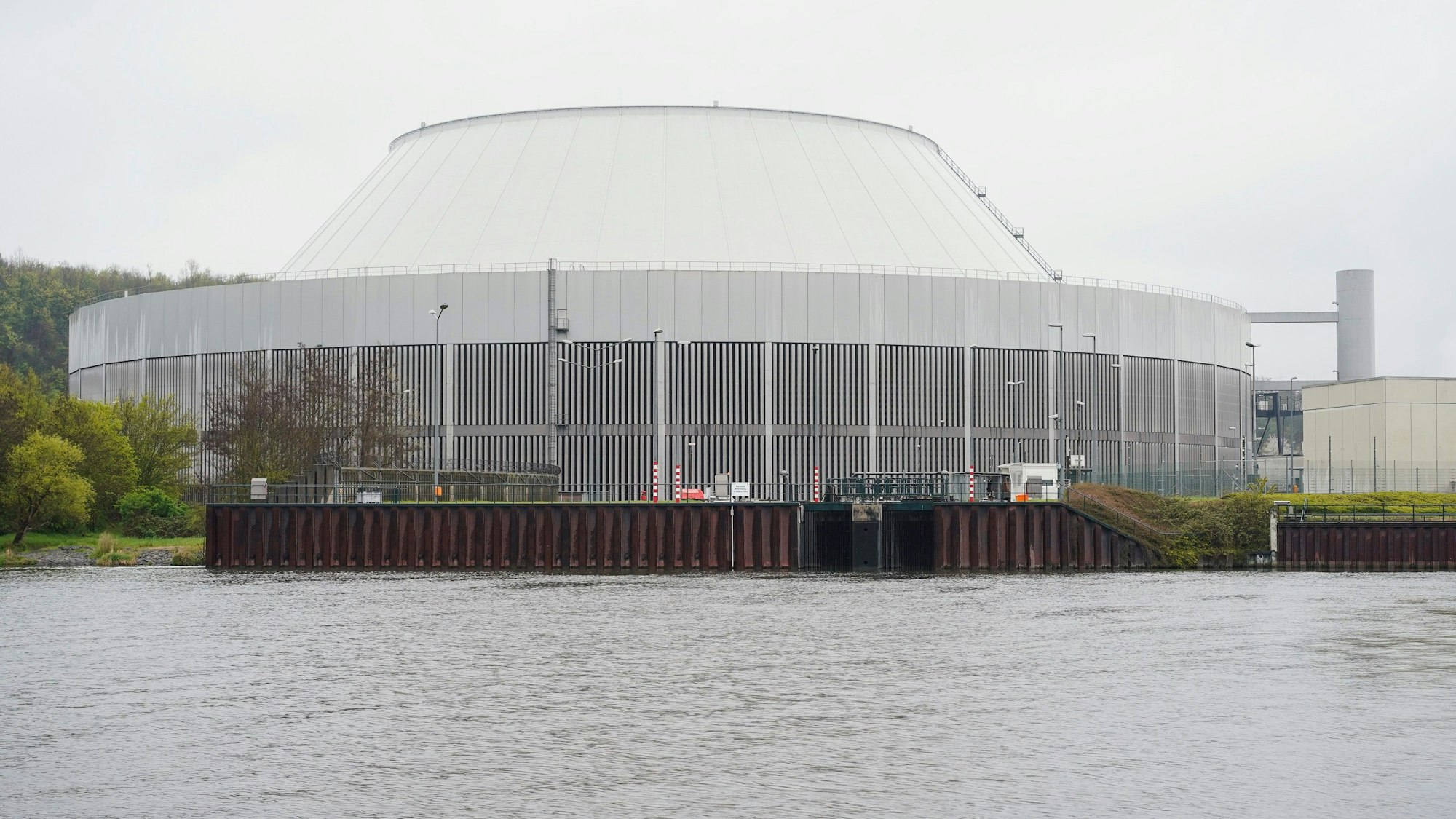 ARCHIV - 16.04.2023, Baden-Württemberg, Neckarwestheim: Das Atomkraftwerk Neckarwestheim am Ufer des Neckar.